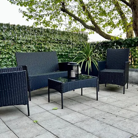 Stylish One-Bedroom Rental With Private Patio In Zone 2